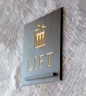Engraved signs in brass with a dark antique finish for hotels